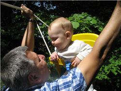 Was macht denn der mit mir? Aber natürlich mach ich mit, denn der Opa soll ja auch Spass haben. IMG_2924.jpg