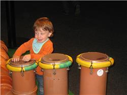 Trommeln macht Spass. Und auch wenn es so aussieht - ich nehme keine Drogen. IMG_3638.jpg