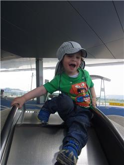 Und los geht's. Auch wenn die Rutsche klein ist, das ist richtig lustig hier am Flughafen auf der Terasse. Danke Oma Rosa für die Gutscheine RIMG0047.jpg