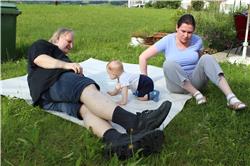 Ganz was neues. Krabbeln im freien mit Mama und Papa IMG_1433.jpg