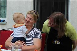 Oma und Gotte auf einem Haufen. Dann ist da noch der Opa und der Onkel, die Cousine und die Cousins. Natürlcih sind auch Papa und Mama da. IMG_1468.jpg