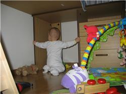 Hmm, 60 breit, und 73 hoch. Das reicht vorläufig für eine Bude. Später muss der Opa dann mit mir was grösseres bauen. IMG_3030.jpg