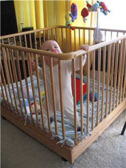 Ich bin Superman und starte gleich. Da kann mich kein Laufgitter mehr halten. IMG_3099.jpg