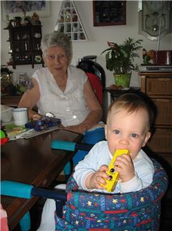 Oma hat mir Legosteine besorgt. Da muss ich doch erstmal einen kleinen Geschmakstest machen. IMG_3116.jpg