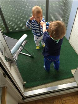 Ich spiel ganz doll mit Julian und zeig ihm mein Autos IMG_0434.jpg