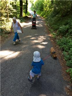 Heute sind wir im Naturschutzgebiet unterwegs. Oma Rosa hat mir Lissie anvertraut und ich darf ganz alleine mit ihr laufen. IMG_0471.jpg