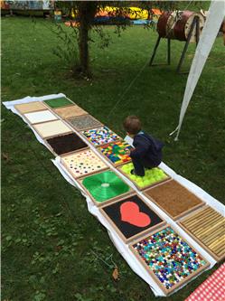 Heute waren wir am Stadtfest. Da bin ich ganz alleine über diese Platten gelaufen. Das war lustig. IMG_0501.jpg