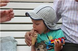 Hihihihi, ich kann Eis stibizen! Das ist der erste Tag an diesem Sandkasten (Ostsee) mit Wasseranschluss. Am ersten Tag hatten wir aber erst wenig Wasserkontakt. Aber das seht Ihr gleich. IMG_4319.jpg