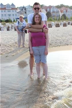 Mamma wird schon wieder von Onkel Marcus umarmt. Die haben sich wohl lieb. Das gefällt mir, wenn ich alle um mich habe. Jetzt fehlen nur noch alle andern die in der Schweiz geblieben sind. IMG_4489.jpg