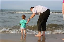 Opa will mich überreden wieder ins kalte Wasser zu gehen. IMG_4516.jpg