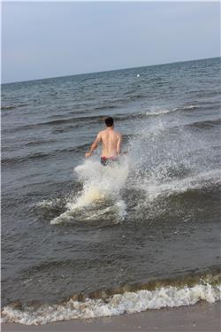 Onkel Marcus rennt schon mal ganz rein. Das muss man ihm lassen, der hat Eier. Ich weiss zwar nicht was das bedeutet, aber vermutlich heisst das dass er komplett bescheuert ist in 13° kaltes Wasser zu gehen. IMG_4540.jpg