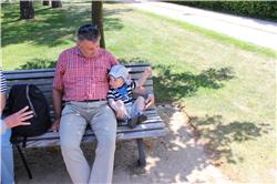 Erst mal ein bisschen ausruhen. Ihr könnt euch nicht vorstellen wie anstrengend es ist, dauernd auf einer Schulter zu sitzen. Da tut Abwechslung gut! IMG_4899.jpg