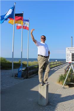 Opa hat wohl etwas zu viel getrunken. Aber ich bin schon mal ein Fan (oder follower wie das heutzutage heisst) IMG_5201.jpg