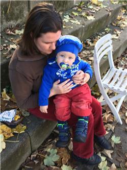 Hinterm Haus. Erst mal kuscheln. Foto 1.jpg