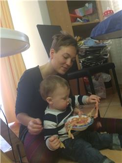 Die Johanna gibt mir Essen. Da muss ich nicht in diesem doofen Kindersitz sitzen Foto 3.jpg