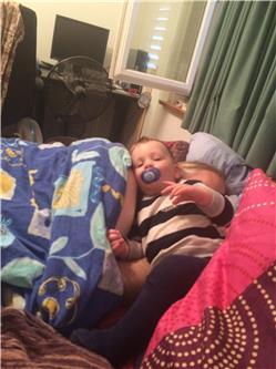 Ich leg mich gern auf den Papa drauf. Für alle die es nicht gemerkt haben - der Papa ist hinter mir! Foto 4.jpg