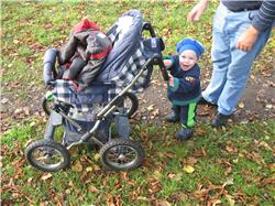 So ein Kinderwagen ist doch was für Kleinkinder. Ich schiebe den selber, dann kommen wir wenigstens vorwärts. IMG_3338.jpg