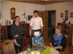 Mama und Onkel Marcus tragen zum 50. der Oma ein selbstgedichtetes Verslein vor. IMG_3348.jpg