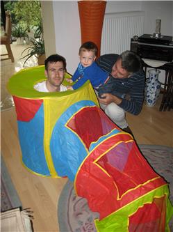 Da hat wohl einer zu wenig geschlafen. Aber trotzdem, das ist mein Spielzeug! Aber nagut - der Onkel Marcus darf das. IMG_3376.jpg