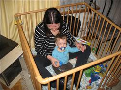 Mama zu Besuch in meinem Laufgitter IMG_3436.jpg