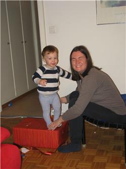 Mein Geschenk von der Oma Rosa! Mama hilft mir bei der Besteigung! IMG_3467.jpg