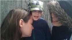 Mamma kuschelt mit mir, das ist schön. Aber jetzt ist genug - die Leute könnten ja denken. DSC_0578.jpg