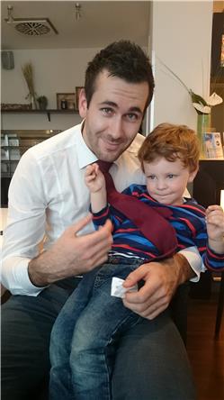 Heute sind wir bei Onkel Marcus im Hotel. Ich deck mich mal zu. Allerdings ist die Decke etwas schmal. DSC_0589.jpg