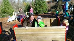 Mama und Papa sind heute mit mir auf den Üetliberg gefahren. Da hat es einen schönen Spielplatz IMAG0009.jpg