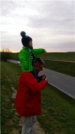 Opa und Oma sind wieder mal in Uster. Da bin ich mit Opa gleich mal zum Flughafen gefahren. Aber der Opa schaut auf seine Kamera statt auf die Flugzeuge. Da muss ich ihm mal zeigen, wo die Flugzeuge herkommen. IMAG0065.jpg