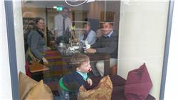 Wir sind Onkel Marcus im Hotel besuchen. Das Hotel hat extra für mich gepolsterte Fensterbänke. Ich kann euch sagen, da fahren Autos rum - ganz viele IMAG0068.jpg