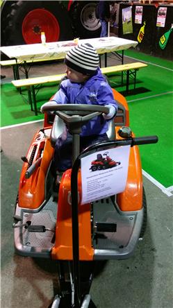 Heute ist Uster Markt. Da gibt es auch eine Landmaschinen Ausstellung. Ich bin ganz begeistert. Wartet mal - ich fahr den mal raus! IMAG0108.jpg