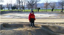 Heute sind wir auf dem Spielplatz am Zürichhorn. Ja, ihr habt richtig gelesen. Mitten im Winter sind wir am Zürichhorn auf dem Spielplatz. Und der Spielplatz ist Cooooool! IMAG0149.jpg