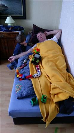 Wir sind wieder bei Opa und Oma. Ich hab den Opa gleich mal als PArkplatzbegrenzungsfestigungsanlage gebraucht. Da kann er mitspielen auch wenn er schläft IMAG0155.jpg