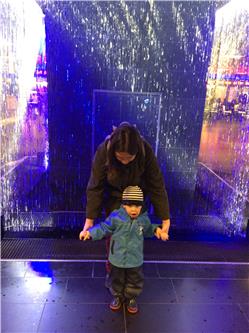 Heute sind wir in Zürich im Shop Ville. Da hat es einen lustigen Brunnen. Das macht Spass! IMG_0515.jpg