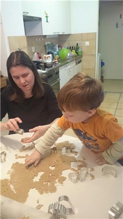 Schon wieder Weihnachten. Ich helfe der Mama und der Johanna noch mit den Guetsli IMG_0585.jpg