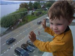 Kuckt mal, da fahren Autos und vor allem Busse! Guckt doch mal! Da! RIMG0085.jpg