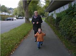 Jetzt gehen wir zurück. Guckt mal wie ich schon rennen kann. RIMG0269.jpg